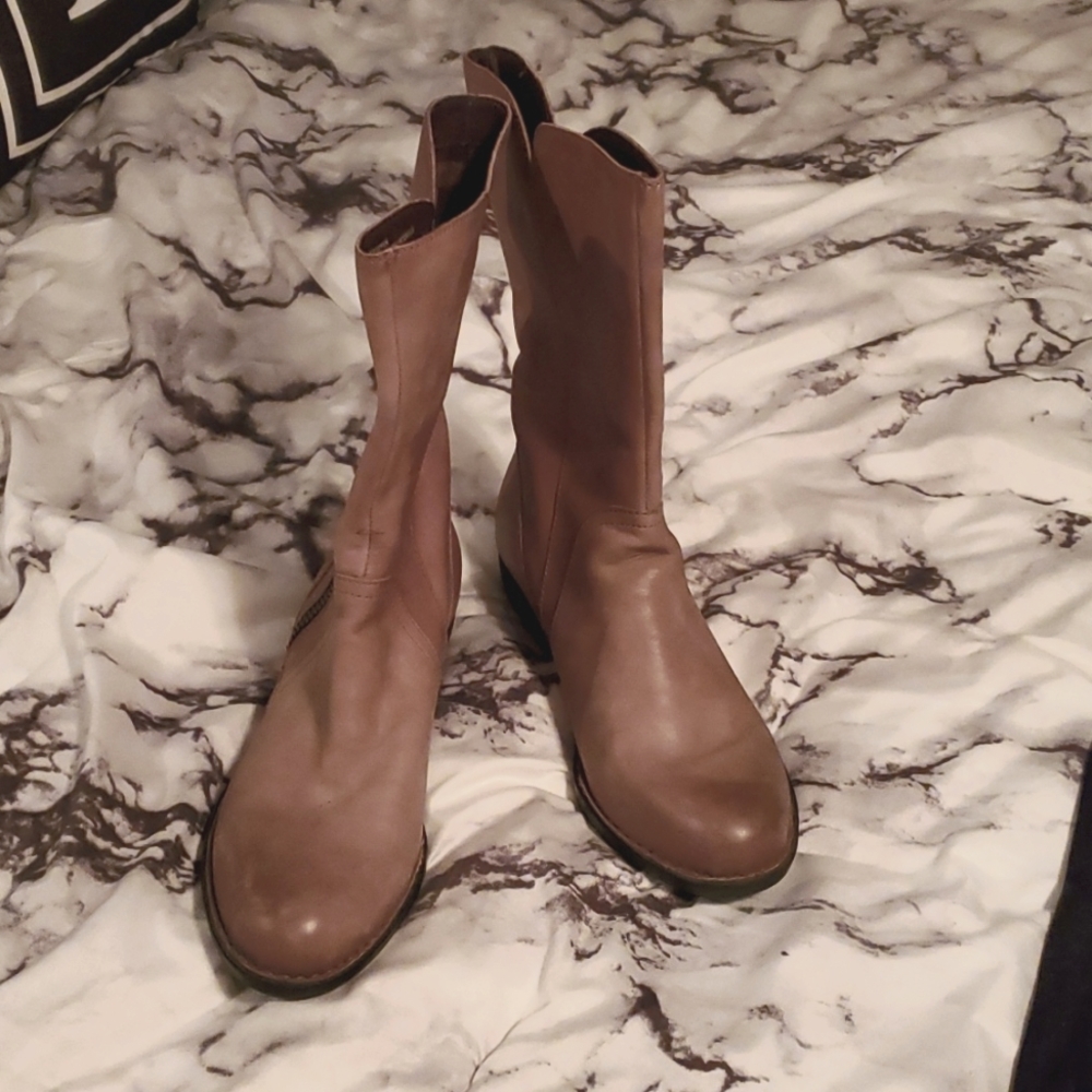 BORN BOOTS